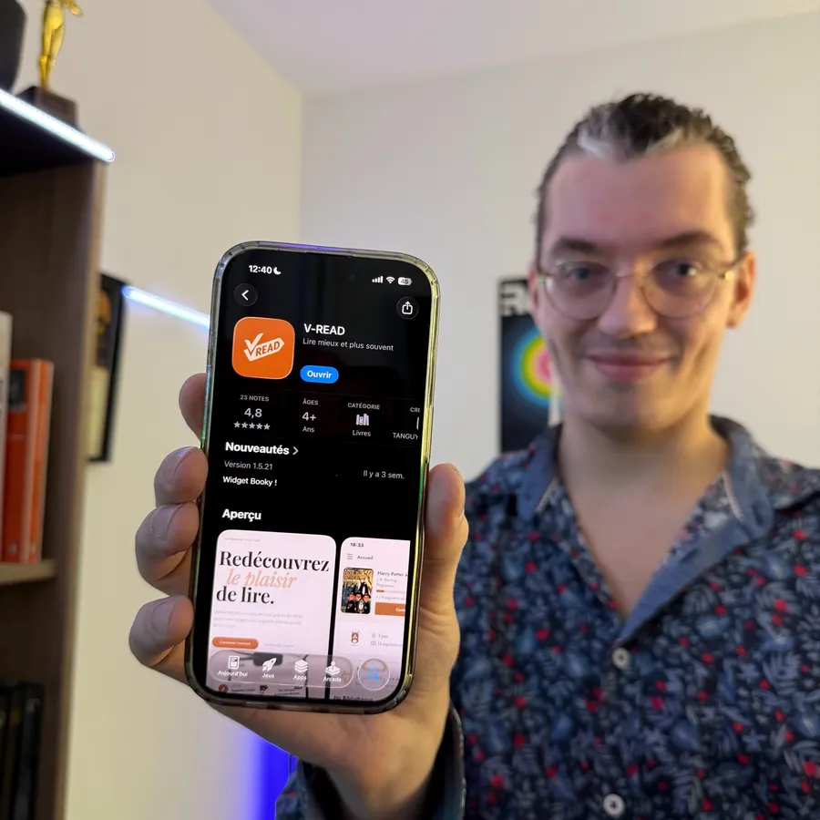 Virgile tient l'application Vread sur l'App Store