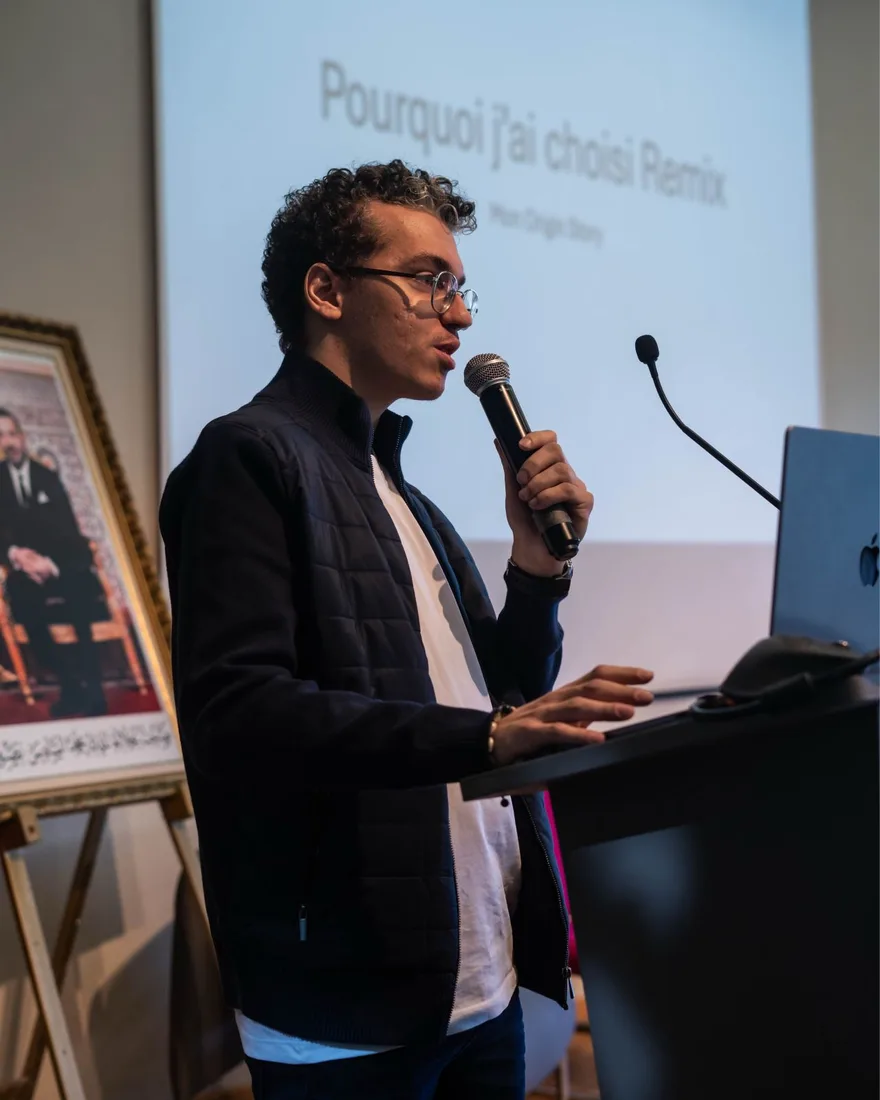 Virgile Rietsch en conférence à Remix Morocco, micro en main.